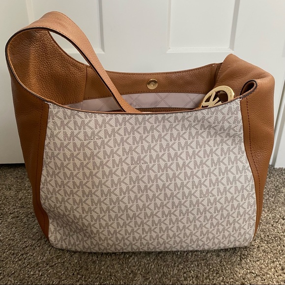 ❗️SOLD❗️Michael Kors Fulton Large Logo Shoulder Bag - Picture 2 of 7